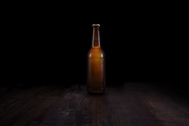 Bira şişe ayakta bir rustik ahşap tablo