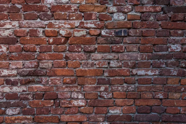 Oude beschadigde rode bakstenen muur achtergrond — Stockfoto