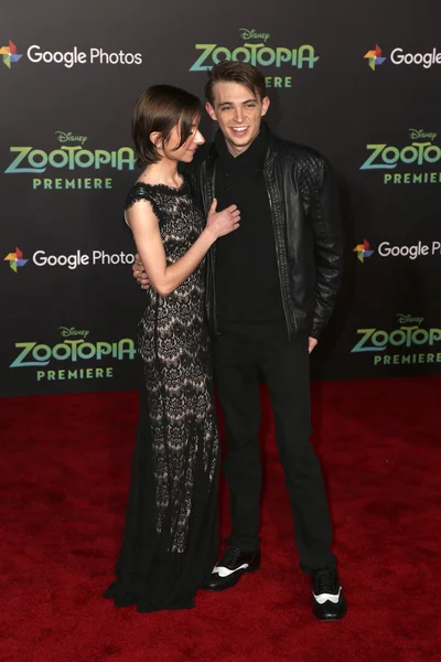 Allisyn Ashley Arm, Dylan Riley Snyder — Zdjęcie stockowe