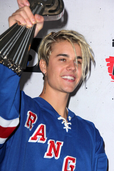 Джастин Бибер - певец
