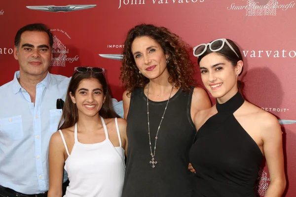 Peter Constantinides, Karina Eleni Constantinides, Melina Kanakaredes, Zoe Constantinides — Stok fotoğraf