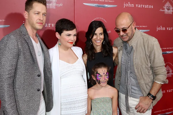 Josh Dallas, Ginnifer Goodwin, Thea Varvatos, Joyce Varvatos, John Varvatos — Foto de Stock