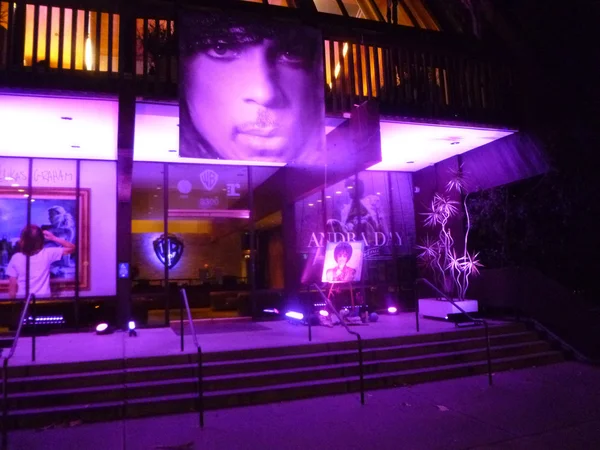 Prince hyllning på Warner Music Building — Stockfoto