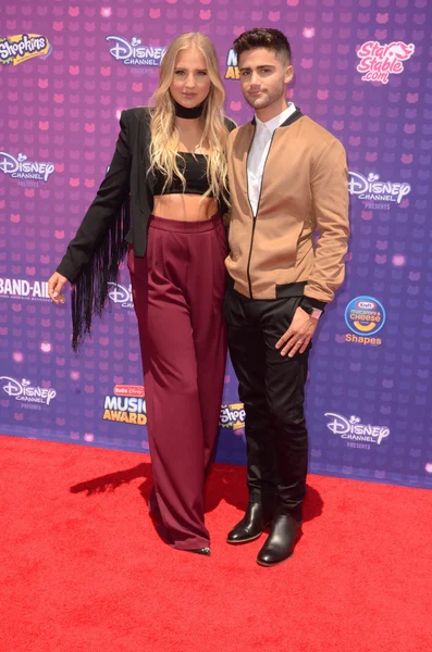 Veronica Dunne, Max Ehrich — Foto Stock