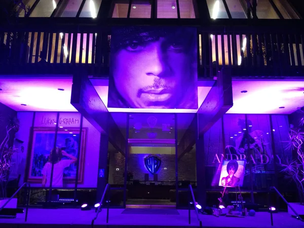 Príncipe Homenagem no Edifício Warner Music — Fotografia de Stock