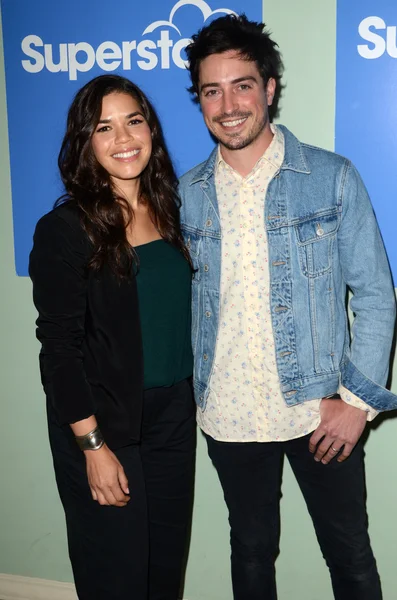 America Ferrera, Ben Feldman — Foto de Stock