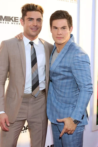 Zac Efron, Adam Devine — Stockfoto