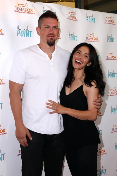 Steve Howey, Sarah Shahi — Stok Foto