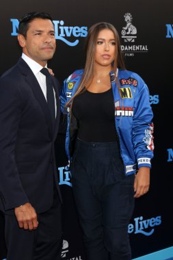 Mark Consuelos, Lola Consuelos