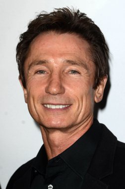aktör Dominic Keating'i