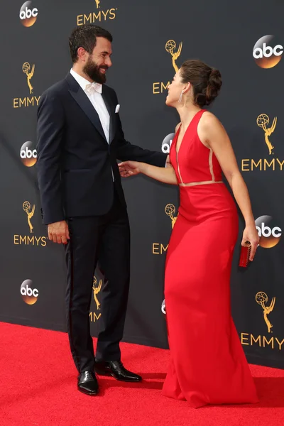 Tom Cullen, Tatiana Maslany actors — Stock Photo, Image