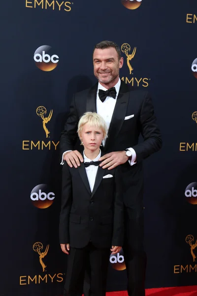 Liev Schreiber aktor z synem — Zdjęcie stockowe