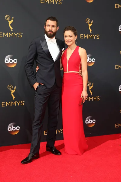 Tom Cullen, Tatiana Maslany actors — Stock Photo, Image