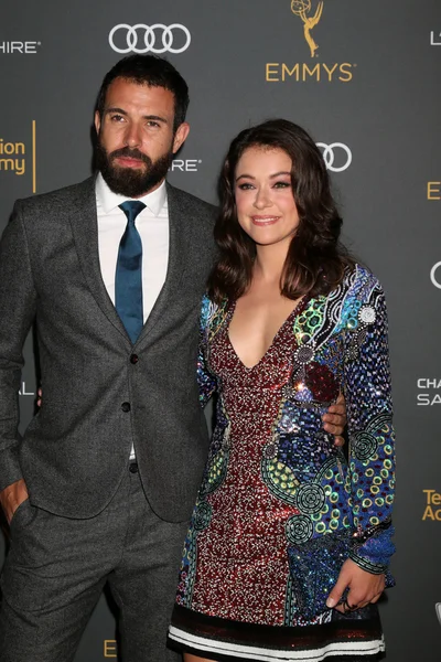 Actrice Tatiana Maslany met Tom Cullen — Stockfoto