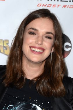 aktris Elizabeth Henstridge