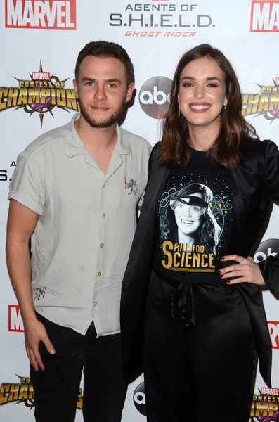 Iain De Caestecker, Elizabeth Henstridge — Stock Photo, Image