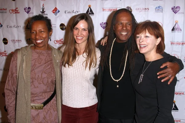 Hilary Swank, Frances Fisher, Michael Beckwith, Rickie Byars Beckwith — Stockfoto