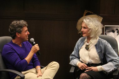 Eddie shapiro ve julie newmar