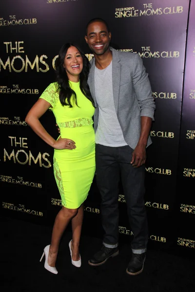 Angelique Cabral i Jay Ellis — Zdjęcie stockowe