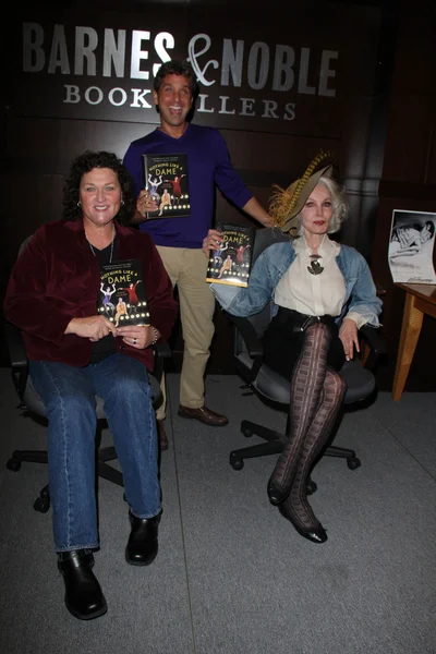 Dot Marie Jones, Eddie Shapiro e Julie Newmar — Foto Stock