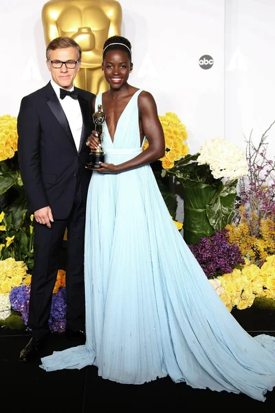 Lupita nyong 'o und christoph waltz — Stockfoto