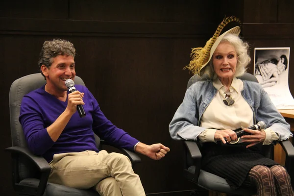 Eddie shapiro und julie newmar — Stockfoto