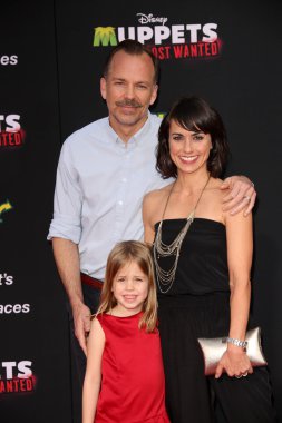 Constance Zimmer ve Russ Lamoureux