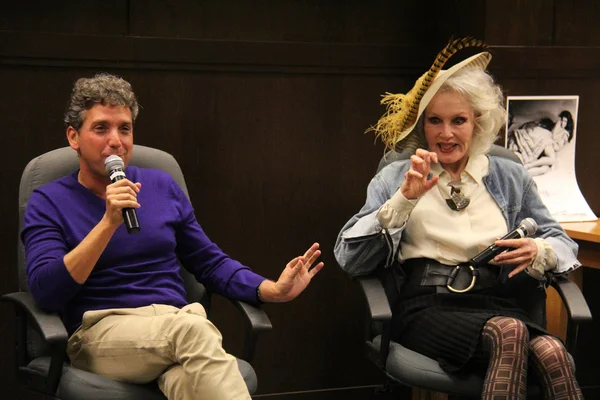 Eddie shapiro och julie newmar — Stockfoto