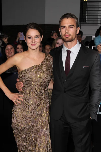 Shailene Woodley y Theo James — Foto de Stock