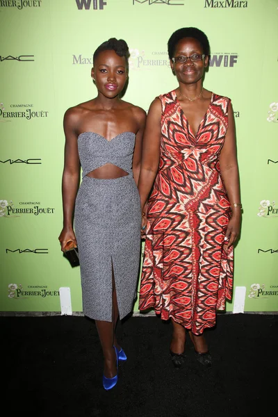 Lupita Nyong'o and mother — Stock Photo, Image