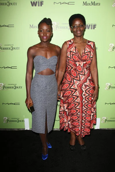 Lupita Nyong'o and mother — Stock Photo, Image