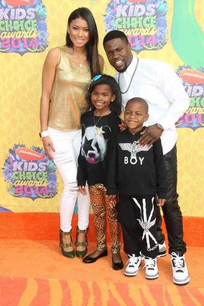 Kevin Hart with Eniko Parrish and children — Stock Photo, Image
