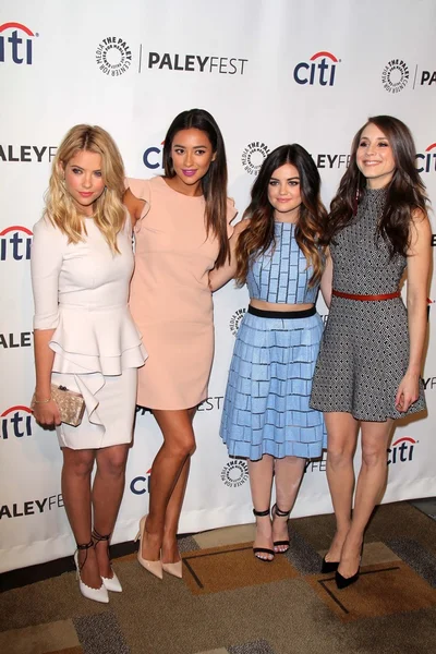 Ashley Benson, Shay Mitchell, Lucy Hale, Trojan Bellisario en Sasha Pieterse — Stockfoto