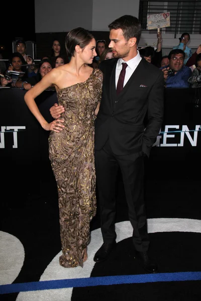 Shailene woodley und theo james — Stockfoto