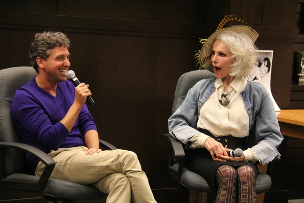 Eddie Shapiro y Julie Newmar — Foto de Stock