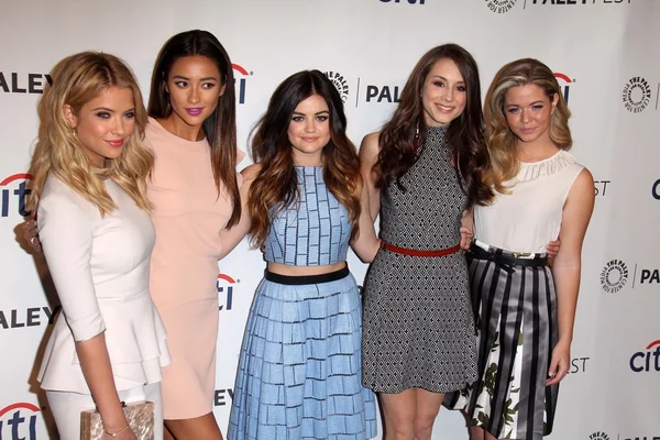 Ashley Benson, Shay Mitchell, Lucy Hale, Troian Bellisario ve Sasha Pieterse