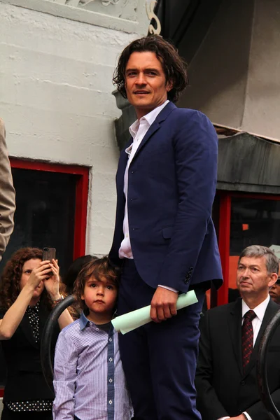 Orlando bloom és fia flynn bloom — Stock Fotó