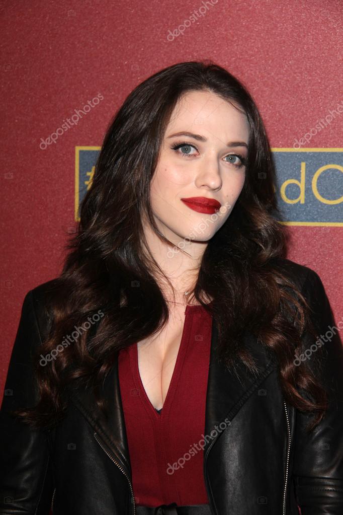 Анальды секс туралы жақыннан жасалған фотосуреттер Порно фотосуреттерді ысқылап жатқан киска