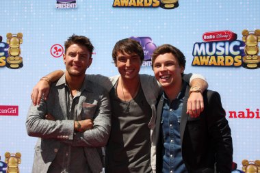 emblem3, chadwick, keaton stromberg ve wesley stromberg çekti
