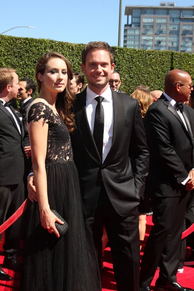 Troian Bellisario y Patrick J. Adams — Foto de Stock