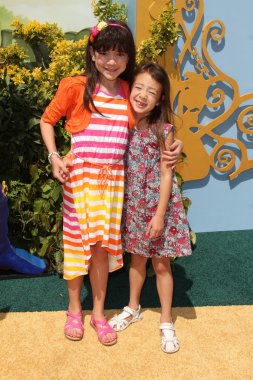 Chloe noelle ve aubrey anderson emmons