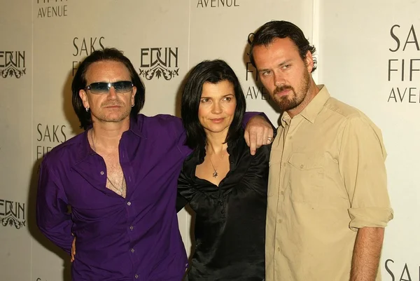 Bono, wife Ali Hewson and designer Rogan Gregory — Stock Photo, Image