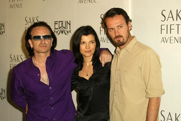 Bono, wife ali hewson und designer rogan gregory — Stockfoto