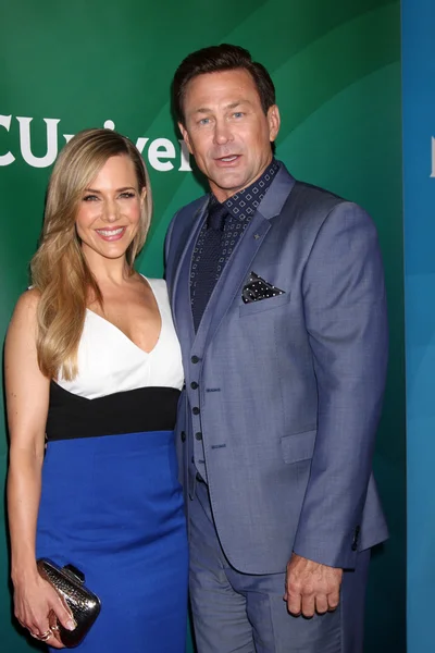 Julie benz και επιχορήγησης σφαιριστής — Φωτογραφία Αρχείου