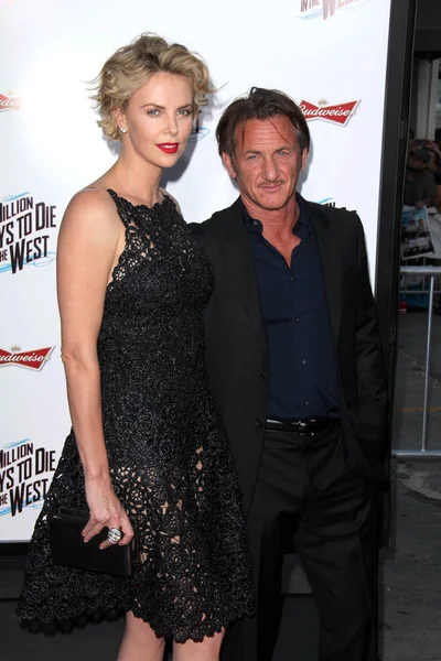 Charlize Theron and Sean Penn — Stock Photo, Image