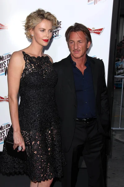 Charlize Theron y Sean Penn — Foto de Stock