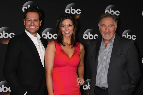 Alana De La Garza, Ioan Gruffudd, Judd Hirsch — Stock Photo, Image