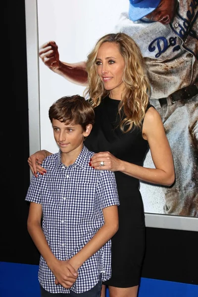 Kim raver und sohn — Stockfoto