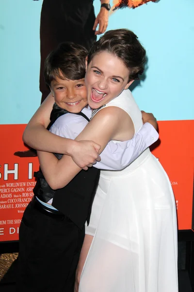 Durchbohren gagnon und joey king — Stockfoto