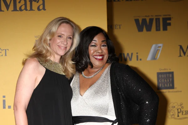 Betsy Beers and Shonda Rhimes — Stock Photo, Image